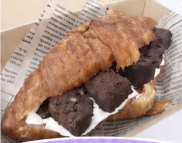 チョコホイップブラウニーのクロワッサンサンド